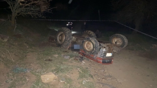 Manisa’da devrilen traktörün altında kalan sürücü hayatını kaybetti