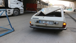 Adana’da tırın taşıdığı elektrik direği üzerine düşen otomobilin sürücüsü yaralandı