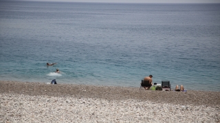 Antalya’da sahiller sokağa çıkma kısıtlamasından muaf tutulan turistlere kaldı