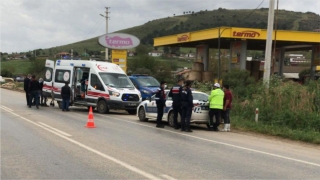 İzmir’de yanından geçtiği aracın aynası başına çarpınca düşen yaya hayatını kaybetti