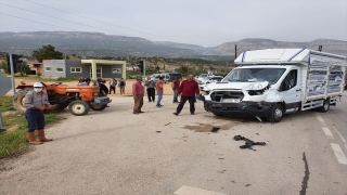 Mersin’de kamyonet traktörle çarpıştı: 2 yaralı