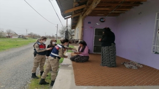 Elazığ’da köyleri gezen jandarma ekipleri KADES’i kadınlara anlatıyor 