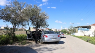 Manisa’da kovalamaca sonrası ağaca çarparak duran otomobilde uyuşturucu ele geçirildi