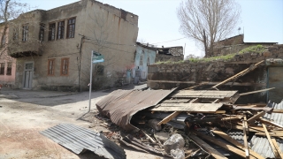 Erzurum’da kuvvetli fırtına bazı evlerin çatısını yola savurdu