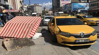 İzmir’de kazaya karışan taksi kontrolden çıkarak kaldırımdaki simit tezgahına çarptı: 1 yaralı