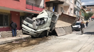 İzmir’de bir deponun ardından da apartmanın duvarına çarpan kamyonun şoförü yaralandı