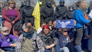 Berlin’de Alman hükümetinin Kovid19 salgında izlediği politikanın protesto edildiği gösteriye polis müdahalesi