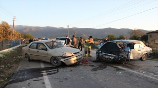 İzmir’de iki otomobil çarpıştı: 1’i ağır, 3 yaralı