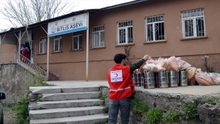 Bitlis’te Kızılay gönüllüleri evleri dolaşarak sıcak yemek dağıtıyor