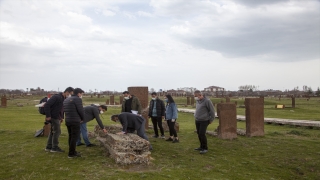 Ahlat Selçuklu Mezarlığı’ndaki 100 mezar taşı daha ayağa kaldırılacak