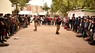 Şanlıurfa’da üç minibüste 101 düzensiz göçmen yakalandı