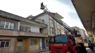 Adıyaman’da ayakları ipe dolanan ebabili itfaiye kurtardı