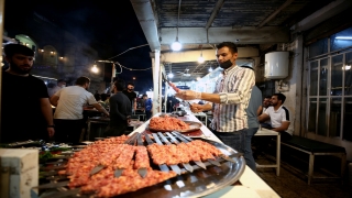 Erbil’de sokak lezzetleriyle ünlü Tacil Mahallesi ramazanda iftardan sahura canlılığını koruyor