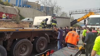 Kocaeli’de tıra çarpan kargo kamyonunun sürücüsü ağır yaralandı