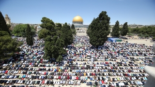 Ramazan ayının son cuma namazını Mescidi Aksa’da 70 bin kişi kıldı