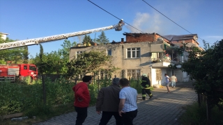 Samsun’da binanın çatısında çıkan yangını söndürmek isteyen kadın yaralandı