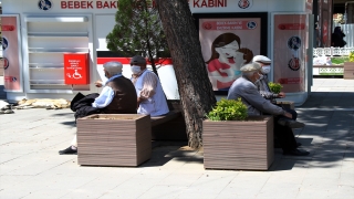 İzmir ve çevre illerde tam kapanmanın sona ermesiyle cadde ve sokaklarda yoğunluk oluştu