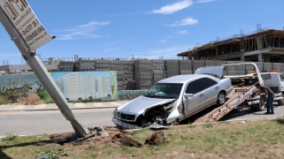 Kilis’te aydınlatma direğine çarpan otomobile başka araç çarptı: 2 yaralı