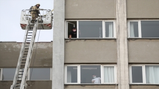 İstanbul Tıp Fakültesindeki bir binanın çatısında çıkan yangın söndürüldü