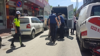 İzmir’de annesini bıçakla yaralayan şüpheli, 2 kişiyi tabancayla öldürdü