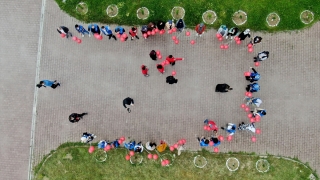 Düzce’de üniversite öğrencileri gökyüzüne 102 Türk bayraklı balon bıraktı