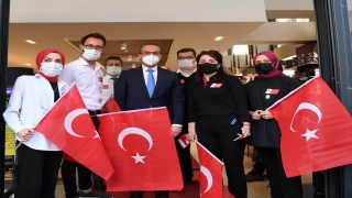 Kocaeli Valisi Seddar Yavuz, esnaf ve vatandaşlara Türk bayrağı hediye etti