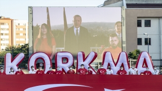 İstanbul’da saat 19.19’da balkonlardan İstiklal Marşı okundu