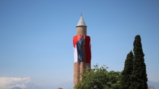 Antalya Kudüs Platformu üyeleri tarihi minareye Türk ve Filistin bayrağı astı