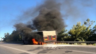 Antalya’da lastiği patlayan tırda çıkan yangın söndürüldü