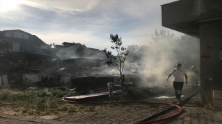 Sakarya’da bir depoda çıkan yangının sıçradığı binadaki çift yaralandı