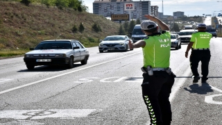 ”Kilit kavşak” Kırıkkale’de hafta sonu kısıtlamasının ardından trafik yoğunluğu yaşanıyor