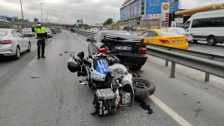 Zeytinburnu’nda motosikletin otomobile çarpması sonucu 2 sürücü yaralandı