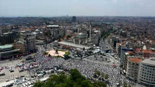 Taksim’e yapılan cami kılınan cuma namazıyla ibadete açıldı