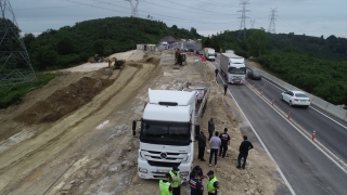 Seyir halindeki tır dorsesinden yola düşen sac rulonun çarptığı otomobildeki 4 kişi ağır yaralandı