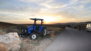 Mardin’de seyir halindeki traktörden düşen sürücü öldü