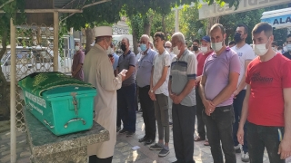 Manisa’da üzerine aydınlatma direğinin devrilmesi sonucu ölen çocuğun cenazesi toprağa verildi