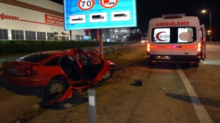 Kırıkkale’de otomobilin hız uyarı levhasına çarpması sonucu 4 kişi yaralandı