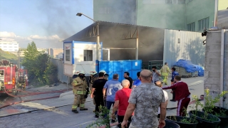 Arnavutköy’de bir fabrikada çıkan yangına itfaiye ekipleri müdahale ediyor