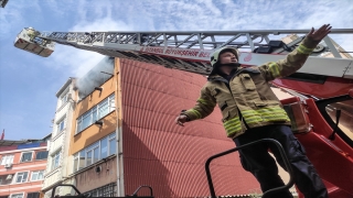 Fatih’te bir binada çıkan yangın söndürüldü