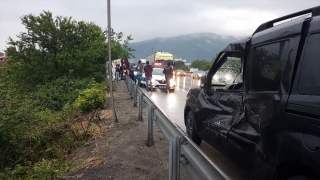 Sakarya’da kamyonla hafif ticari araç çarpıştı: 3 yaralı