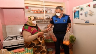 Samsun’da zabıta ekipleri hasta ve yaşlı kadının pazar alışverişini yaptı