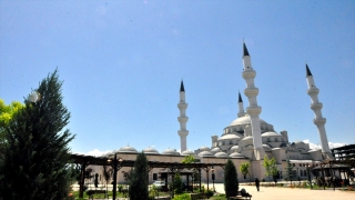 Türk hayırseverin Kırgızistan’a getirdiği Kabe örtüsünün bir bölümü, Bişkek Merkez Camisine hediye edildi