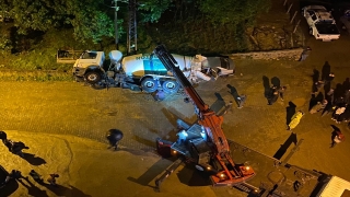 Rize’de çöken yoldaki beton mikseri otomobilin üzerine devrildi