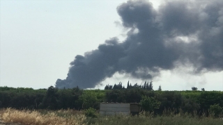 Adana’da geri dönüşüm tesisinin bahçesinde çıkan yangına müdahale ediliyor