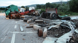 Amasya’da devrilen tırda bulunan hurda araçların yola savrulması trafiği aksattı