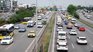 İstanbul’da sokağa çıkma kısıtlamasının sona ermesiyle trafik yoğunluğu arttı