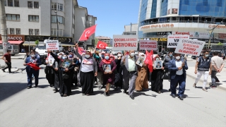 Vanlı aileler çocuklarına kavuşmak için HDP İl Başkanlığı önünde eylem yaptı