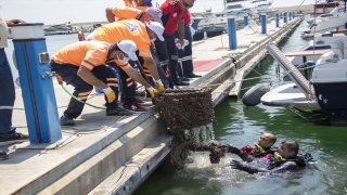 Mersin’de deniz dibinden alışveriş sepeti, halat ve plastik atıklar çıktı