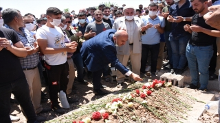 Mardin’deki trafik kazasında hayatını kaybeden Suzan öğretmen ağıtlarla toprağa verildi