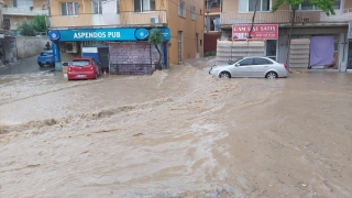 İzmir’de sağanak su baskınlarına neden oldu